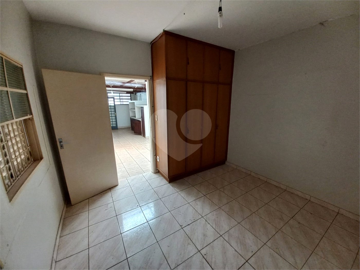 Casa Térrea com 3 dormitórios, sendo 1 suíte.