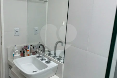 Sobrado com 3 quartos e garagem para 5 veículos.