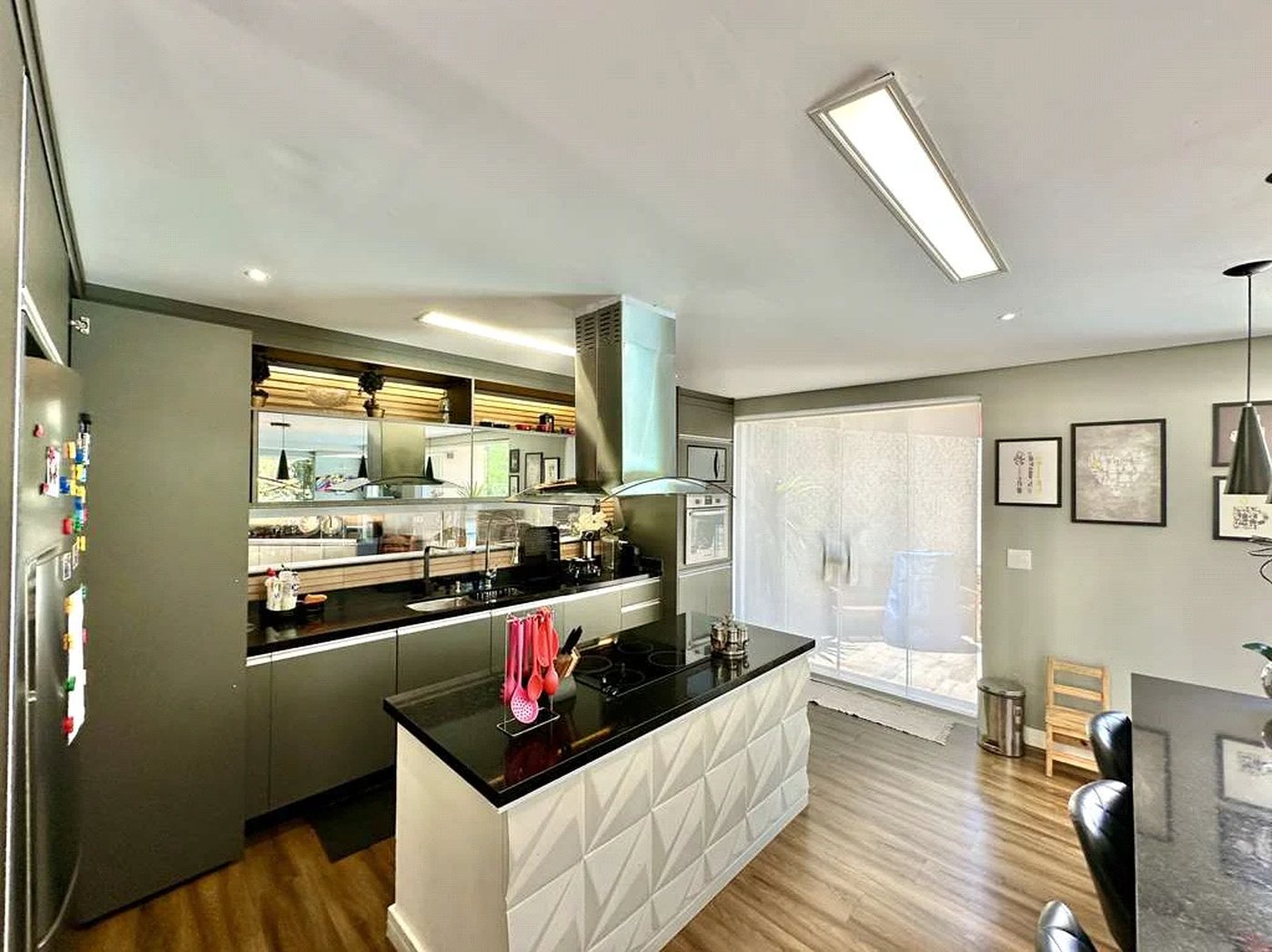Magnífica Casa Contemporânea na Fazendinha - 4dorms | 3 Suites | Gourmet, piscina, lareira, hóspedes, escritório! Muito Verde e Tranquilidade em um dos melhores condominios da Região .