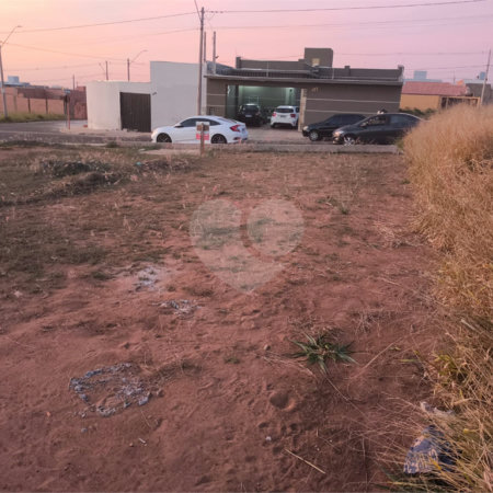 Terreno no Arcoville com 240 m²