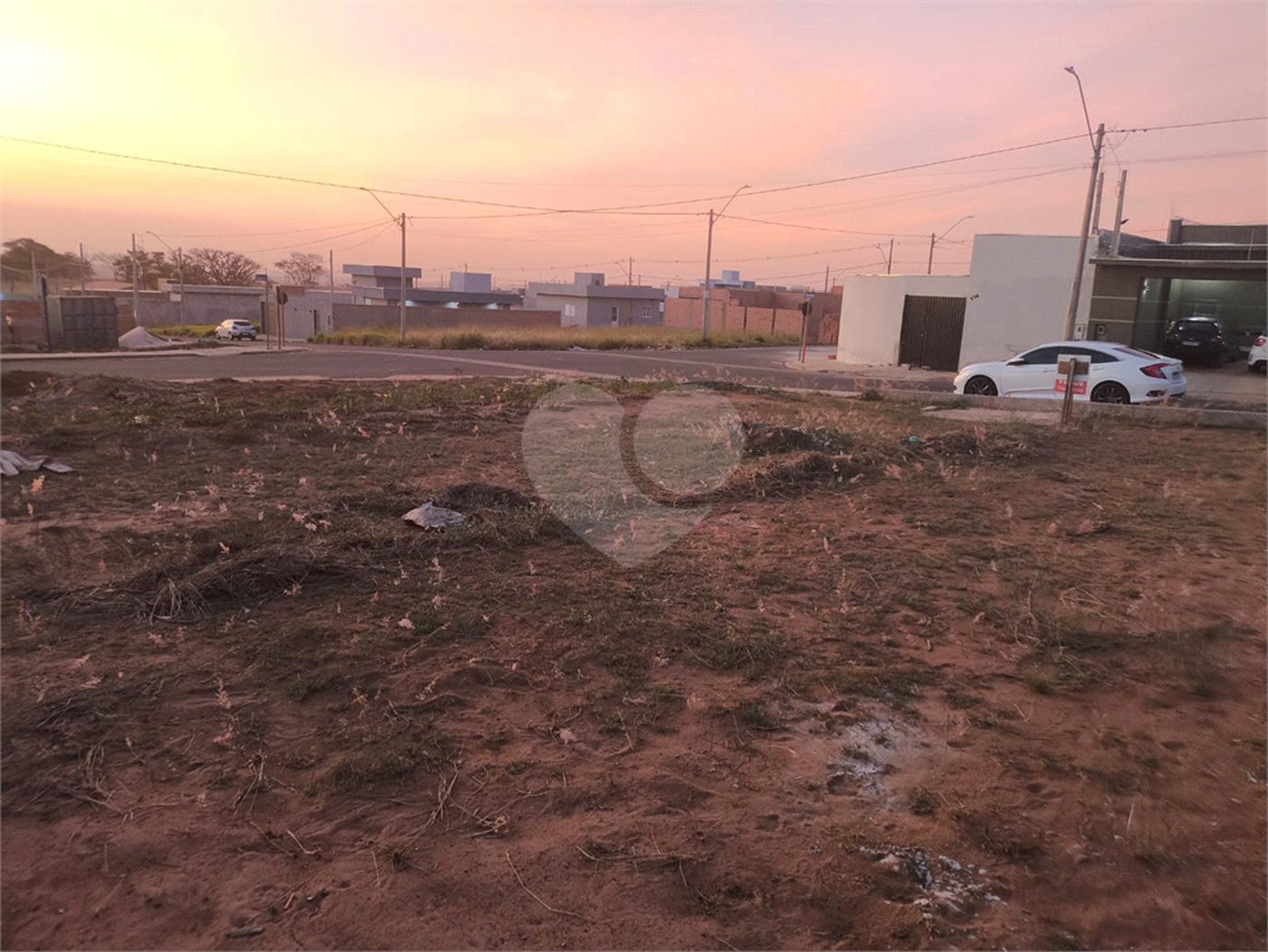 Terreno no Arcoville com 240 m²
