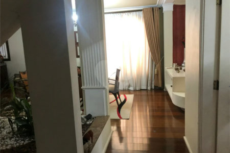 Sobrado com 363m² à venda no Alto da Moóca - 3 suítes e 6 vagas.