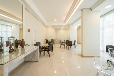 Cobertura de 240m² à venda em Moema - 04 Dorm sendo 02 suítes e 04 vagas.