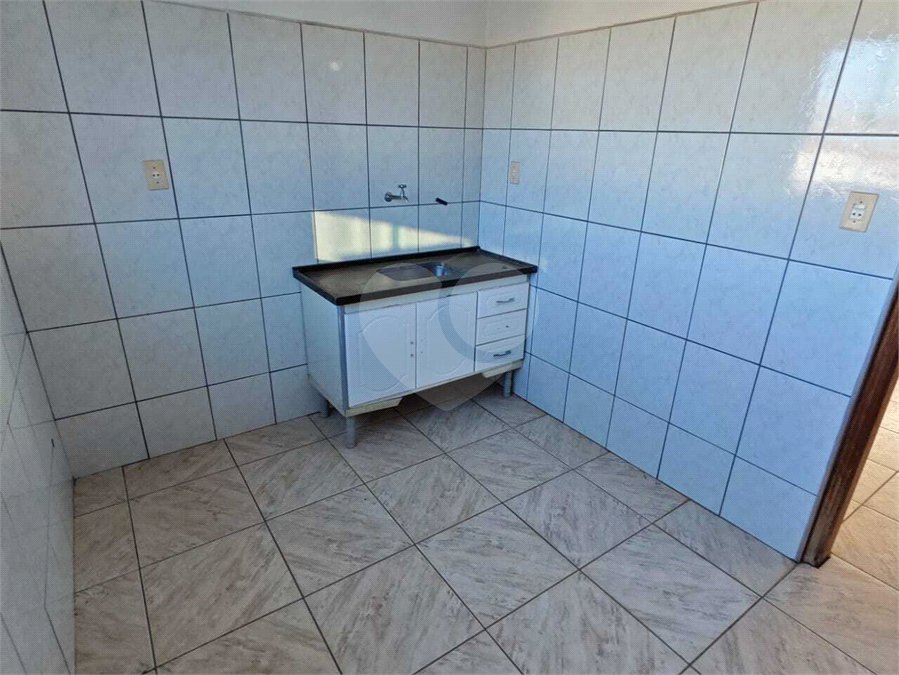 ?Oportunidade Única em São Carlos: Salão Comercial + Casa Independente nos Fundos – Ideal para Investidores!