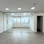 Sala para locação Domo Business 101 m - 2 vagas - Sala com divisórias, ar condicionado e banheiro.