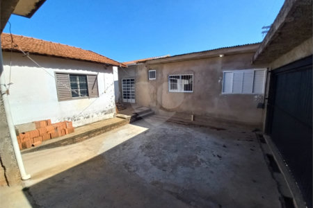 Casa térrea com 2 dormitórios.