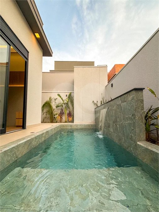 Indaiatuba - Condominio Sapezal - R$ 2.400.000,00 - Área Total 360,00 m² - Área Construída 213,32 m² - TÉRREA - 03 suítes sendo a master com closet; - Escritório; Lavabo; Cozinha com cooktop e planejados; Gourmet com churrasqueira; Ambientes preparados para ar condicionado; Piscina com cascata,