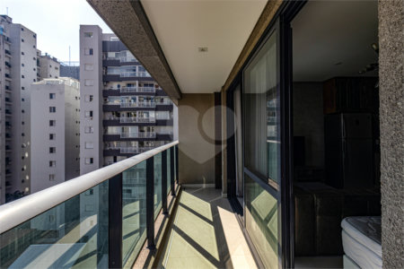 Itaim ! Studio ,muito bem localizado ! vaga de garagem !