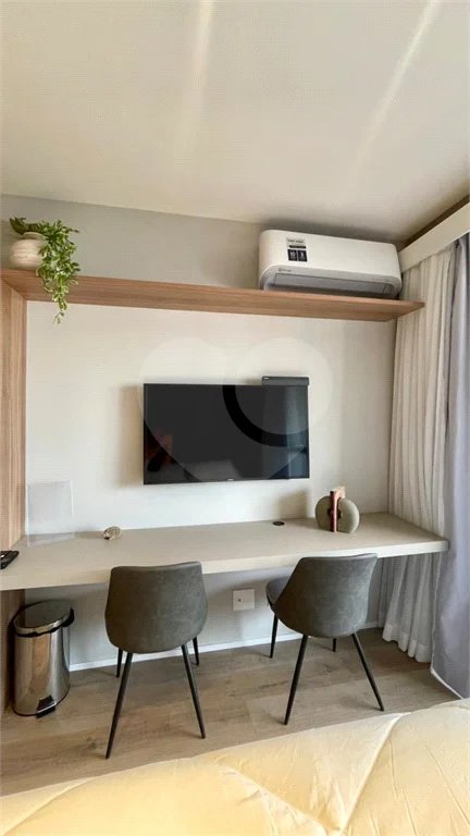 Apartamento mobiliado no Planalto Paulista com 1 dormitório e varanda.