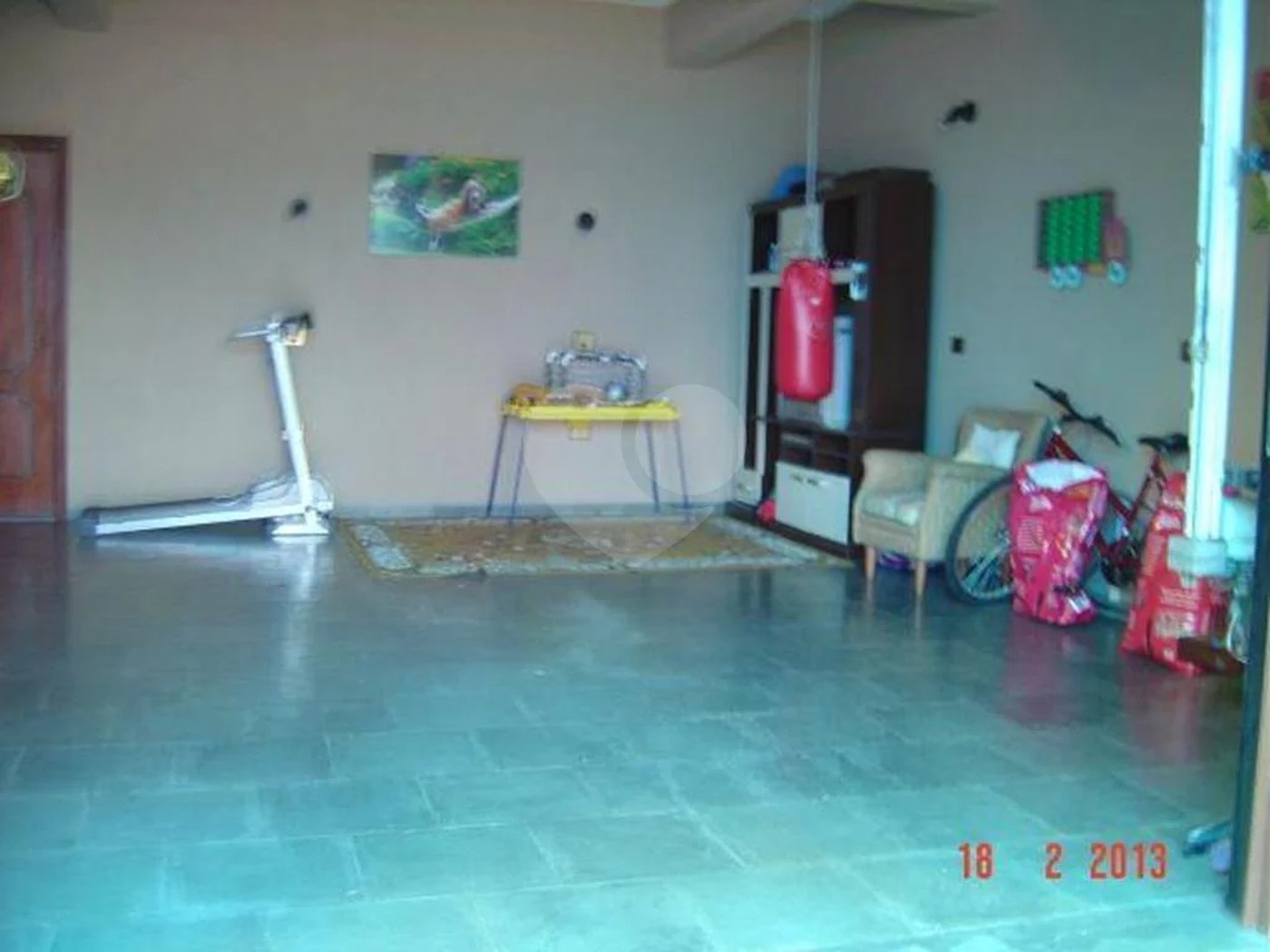 Casa com 3 dormitórios sendo 1 suíte, escritórios, 2 salas, cozinha, 3 vagas de garagem.