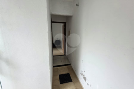 Casa térrea à venda no Douradinho com 2 quartos e edícula com mais dois quartos e 2 banheiros.