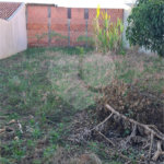 Terreno murado com portão e concertina no Jardim Embaré,