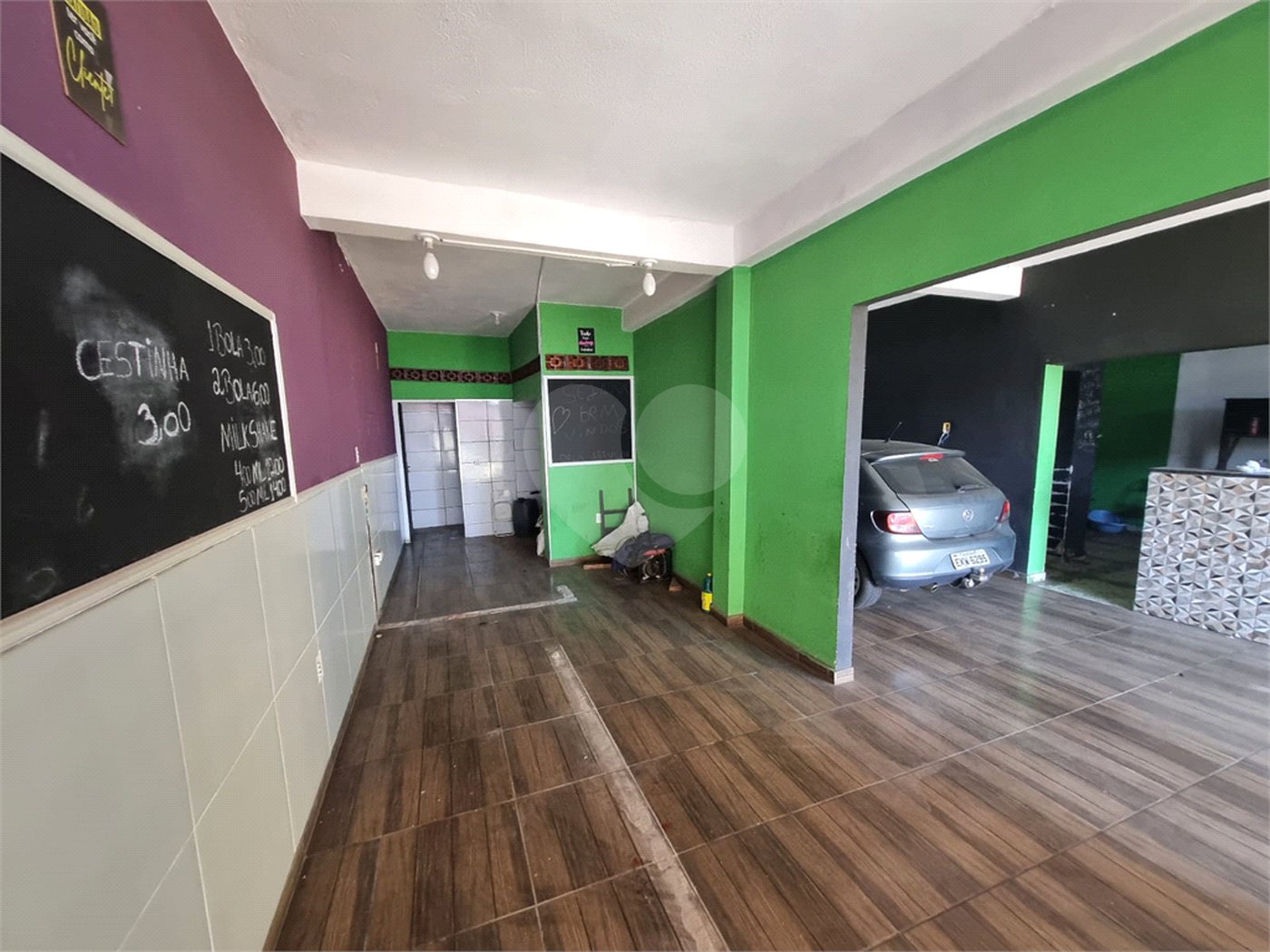 Sobrado 3 quartos e área comercial em baixo.