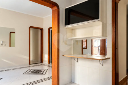 Casa à venda com 6 dormitórios, 3 suítes, piscina, área gourmet, hidromassagem, lareira, varanda e 6 vagas de garagem. Conforto e lazer para toda a família!