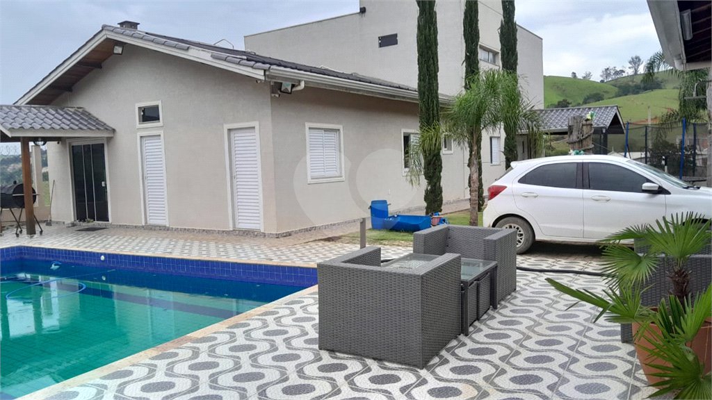 Chácara em Área Rural de Piracaia, com casa principal + 4 kitnets alugadas, excelente localização