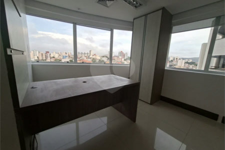 SALA COMERCIAL DE 90 M² COM 12 BAIAS, SALA DE REUNIÃO, AR-CONDICIONADO CENTRAL E 2 VAGAS!