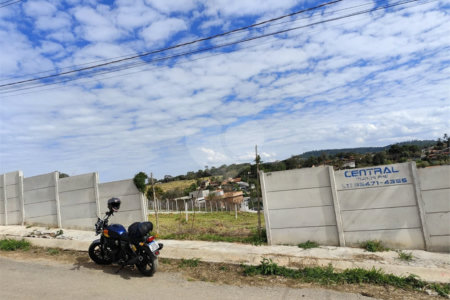 Terreno em Atibaia com 990 metros, pronto para construir, topografia declive, aceita financiamento