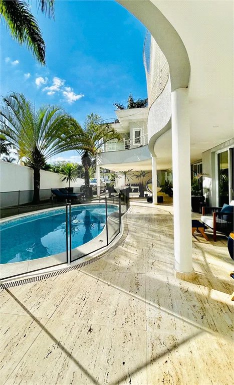 Belíssima casa à venda com 700 m² no Condomínio Tamboré, em Alphaville!!!