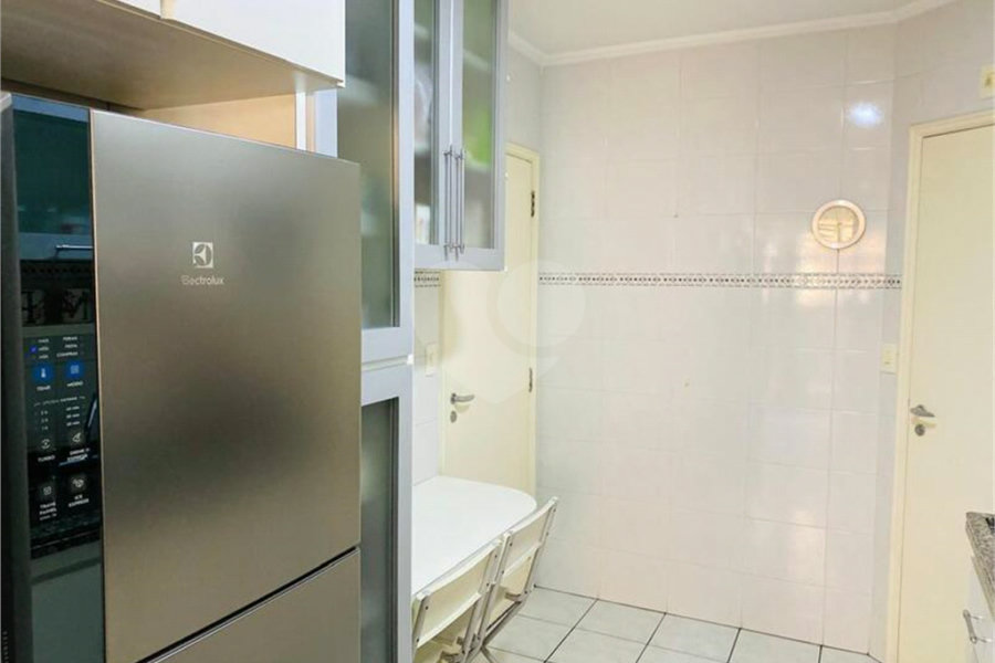 Apartamento de 03 dormitórios sendo 1 suíte e 02 vagas de garagem.