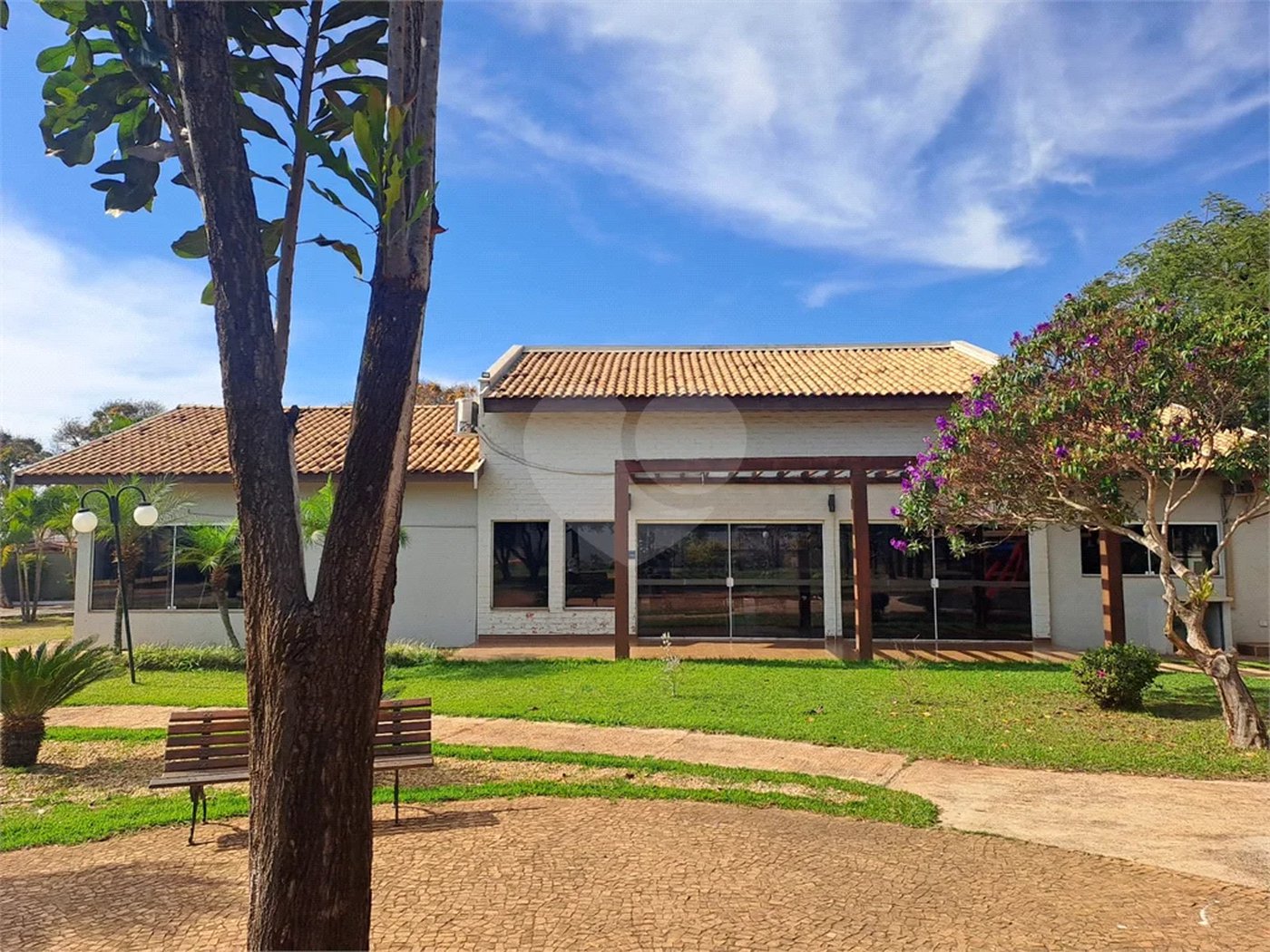 Linda Casa 3 dormitórios com piscina - R$ 950.000,00