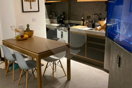 Apto com 2 dormitórios (sendo 1 suíte), lavabo, cozinha com armários embutidos - Ed. Villas San Fernando