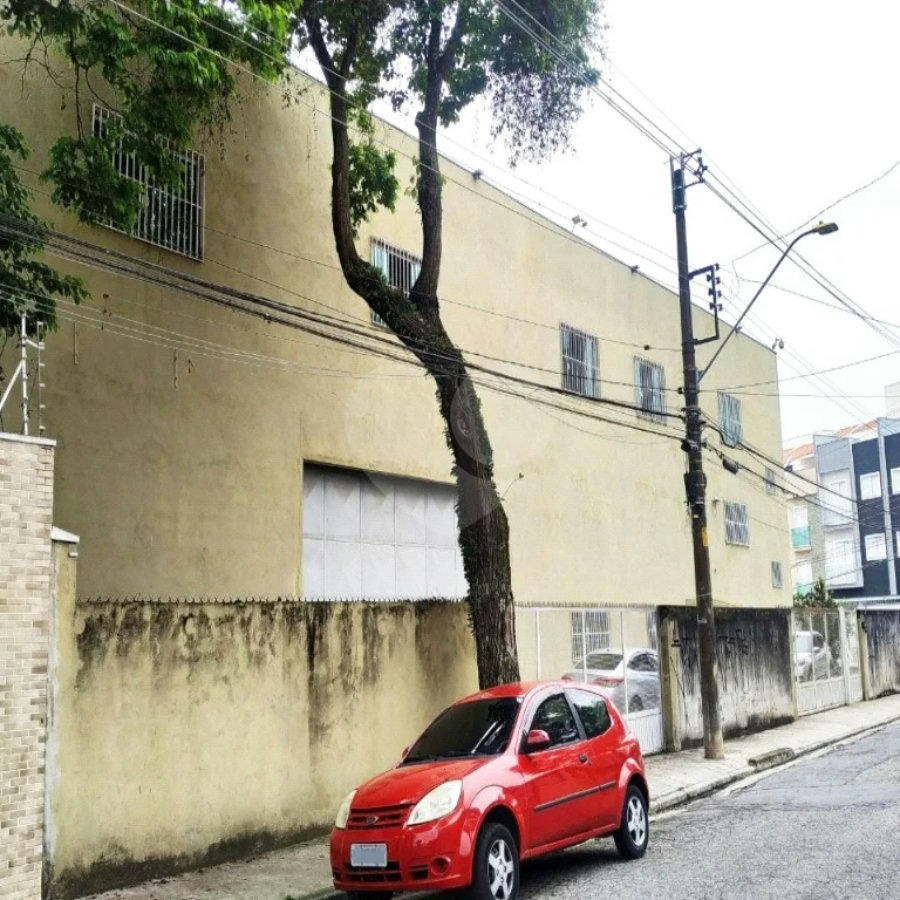 Galpão com 1155m² , 6 banheiros , sendo 2 vestiários , atualmente com 13 vagas , podendo chegar a 17 , à venda na Vila Principe de Gales em Santo André.