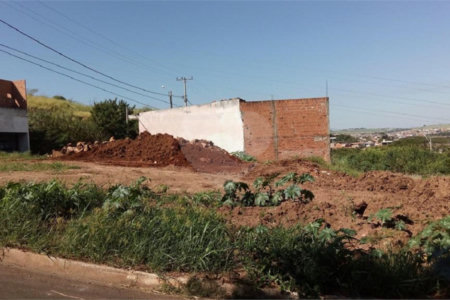 Terreno com 404,00 m² de área