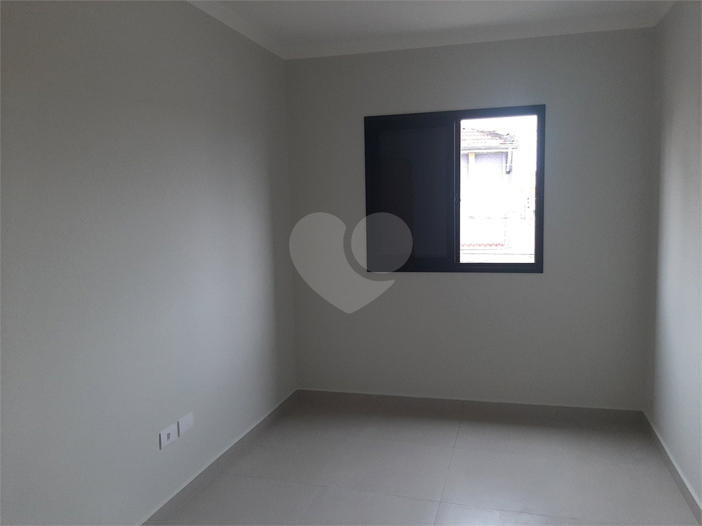 Apartamento VENDER com 44m2, com 2 quartos, banheiro, sala integrada à cozinha e 1 vaga de garagem