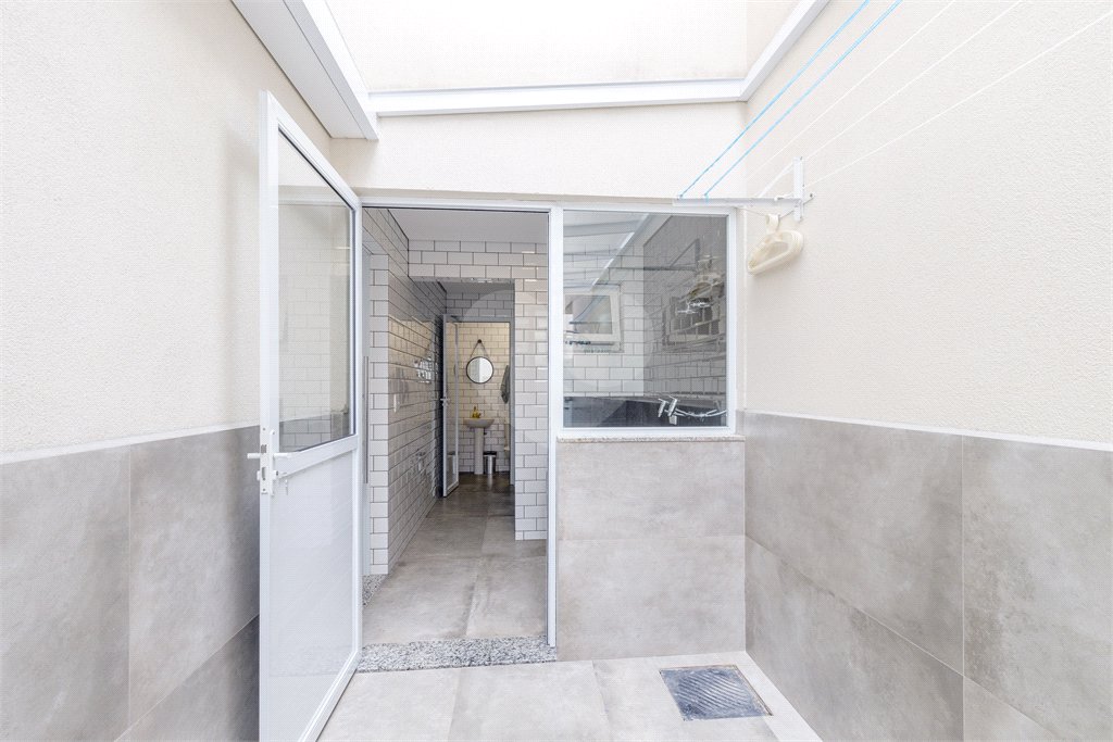 Casa à venda com 4 quartos, sendo 2 suítes, no condomínio Residencial Vila Lagos, São Paulo - SP