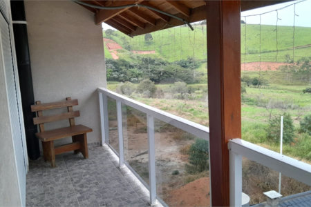 Chácara em Área Rural de Piracaia, com casa principal + 4 kitnets alugadas, excelente localização