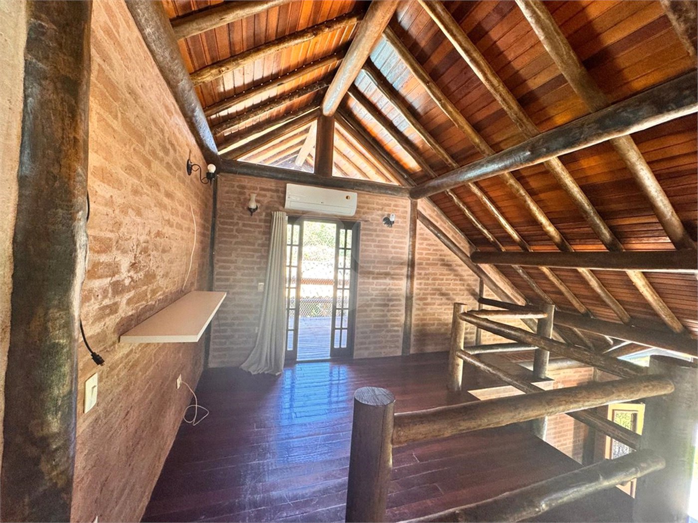 Casa "pé na água" à venda em condomínio fechado – Bragança Paulista/SP Com 305m² de Á/C e 1.305m² ÁT