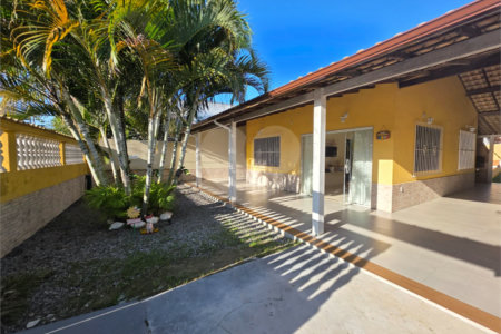 Casa à Venda no Jardim Peró em Cabo Frio com Piscina e Área Gourmet