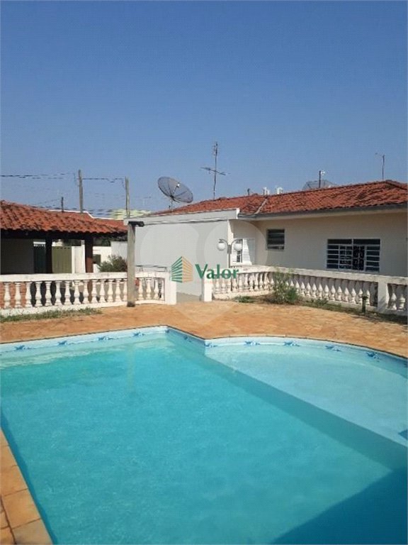 Ampla casa no condomÍnio Parque Fehr, contendo: