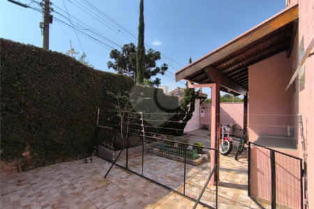 Casa à Venda no Santa Marta com 3 Suítes e Piscina