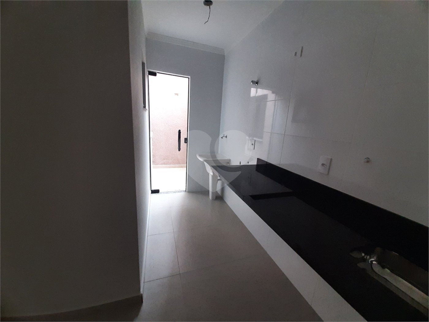 Apartamento com 37m2, 2 quartos, banheiro, sala, cozinha, quintal e 1 vaga de GARAGEM