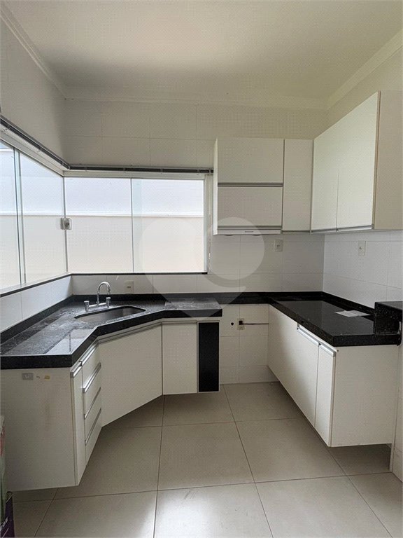 Vende-se casa no Village Damha II