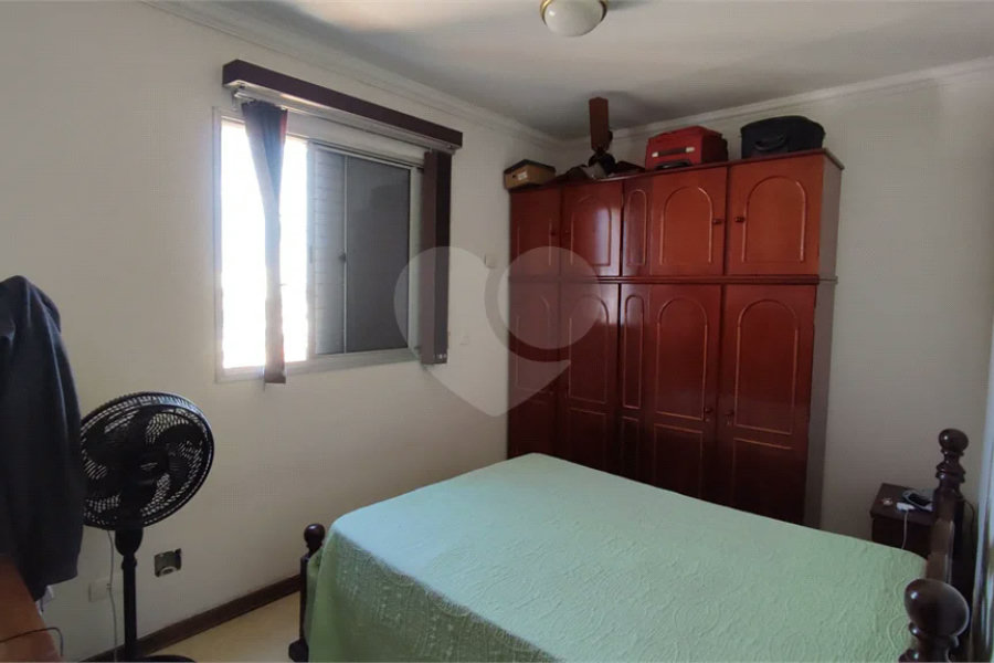 Vende-se apartamento de dois dormitórios no Edifício Marseille, no Centro de Piracicaba;