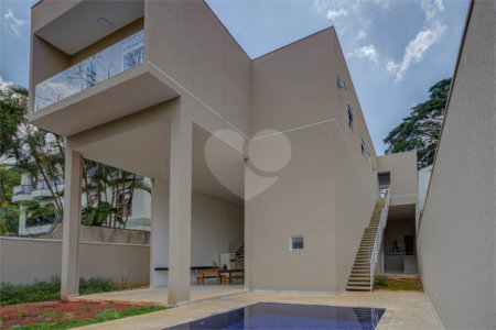 Sobrado à venda com 6 quartos, sendo 5 suítes,  em Interlagos, São Paulo, SP