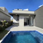Maravilhosa Casa térrea em condomínio fechado no Portal Lamis, com 3 suítes, piscina privativa e persianas elétricas em excelente condomínio com salão de festas, piscina, quadras de tênis, beach tênis e campo de futebol. Vista cinematográfica da Pedra Grande.