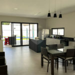 Casa à venda com 4 suítes no condomínio Figueira Garden, Atibaia - SP