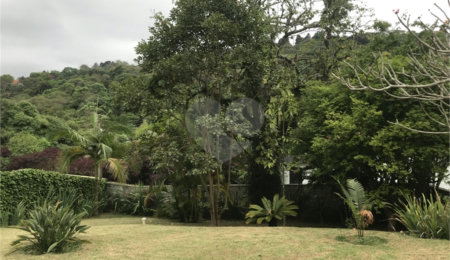 Sobrado à venda com 3 suítes em Serra da Cantareira, Mairiporã, SP