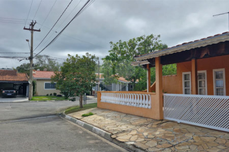 Casa para alugar com 3 quartos, sendo 1 suíte, no condomínio Santa Mônica, Atibaia - SP