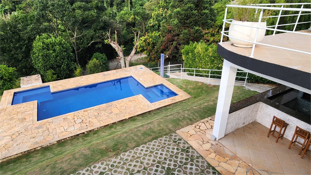 Casa à venda com 5 quartos, sendo 2 suítes, no condomínio Residencial Jardim Primavera, Louveira - SP
