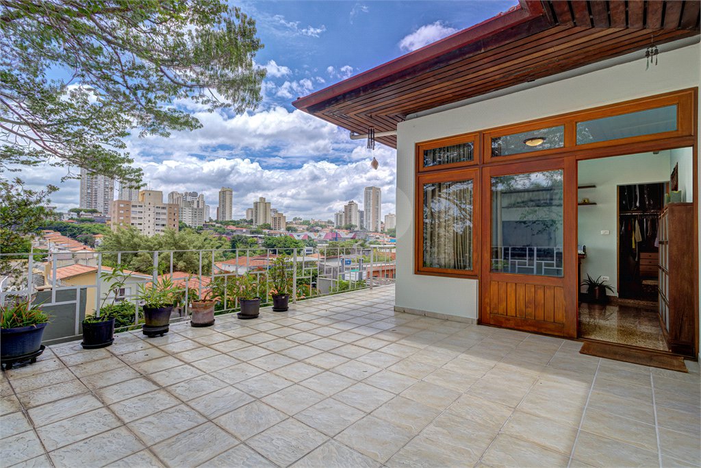 Sobrado à venda com 5 quartos, sendo 3 suítes, em Chácara Monte Alegre, São Paulo, SP