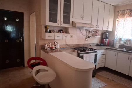 Sobrado à venda com 4 quartos, sendo 2 suítes,  em Campestre, Santo André, SP
