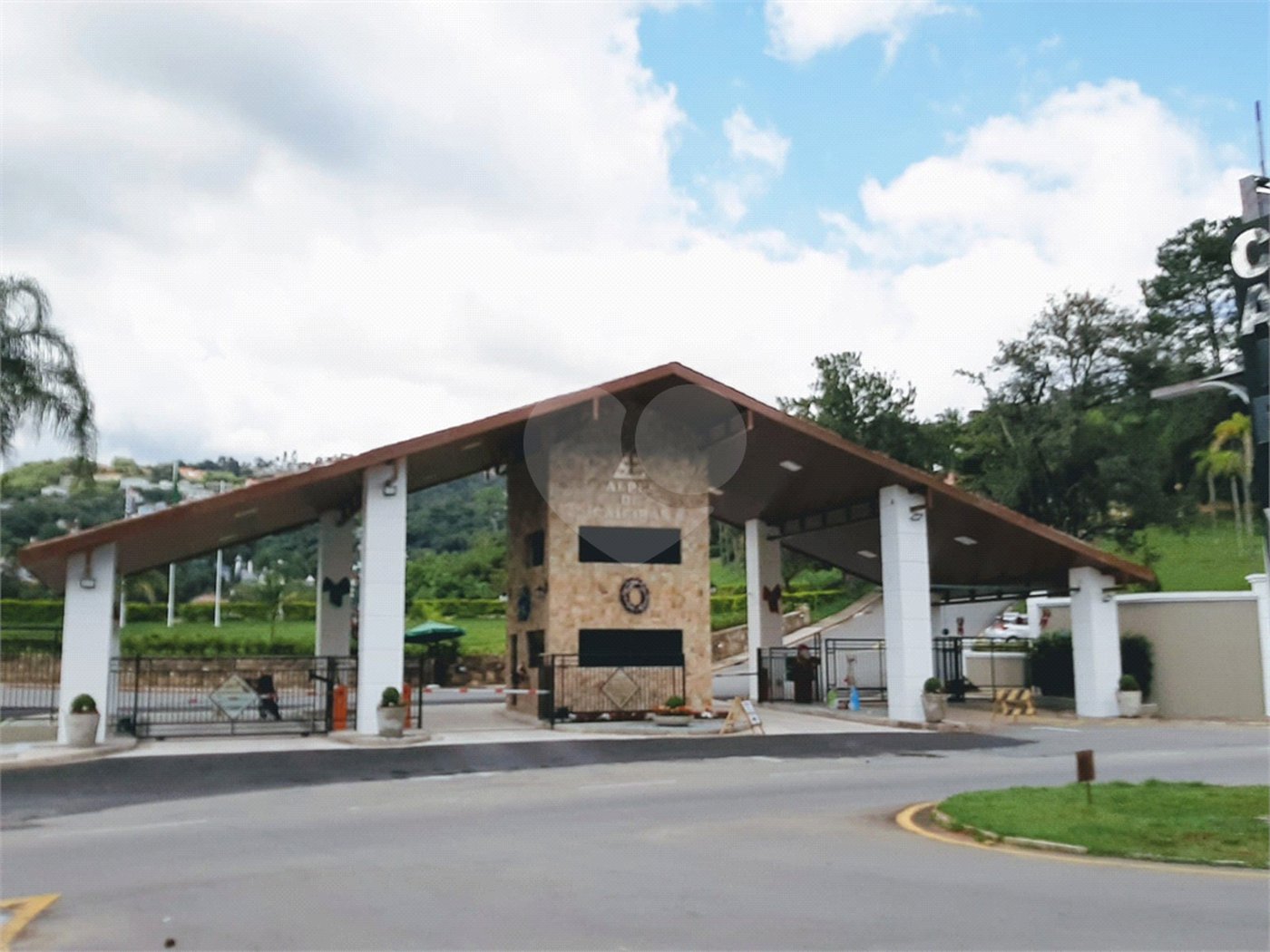 Casa à venda ou para alugar com 3 quartos, sendo 1 suíte, no condomínio Alpes de Caieiras, Caieiras - SP