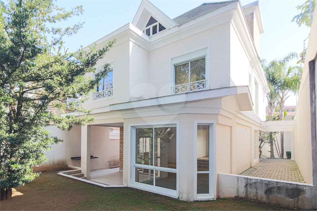 Casa à venda com 4 quartos, sendo 2 suítes, no condomínio Bristol Village, São Paulo - SP