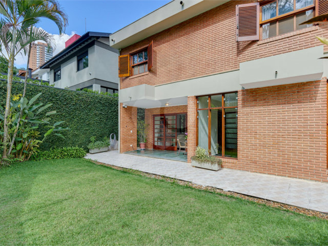 Casa à venda com 3 quartos, sendo 2 suítes,  no condomínio Granja do Morumbi, São Paulo - SP