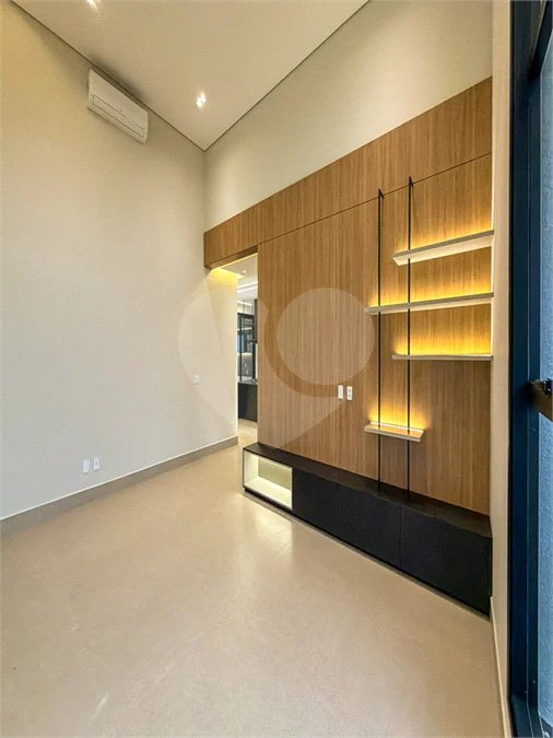 Indaiatuba - Condominio Sapezal - R$ 2.400.000,00 - Área Total 360,00 m² - Área Construída 213,32 m² - TÉRREA - 03 suítes sendo a master com closet; - Escritório; Lavabo; Cozinha com cooktop e planejados; Gourmet com churrasqueira; Ambientes preparados para ar condicionado; Piscina com cascata,