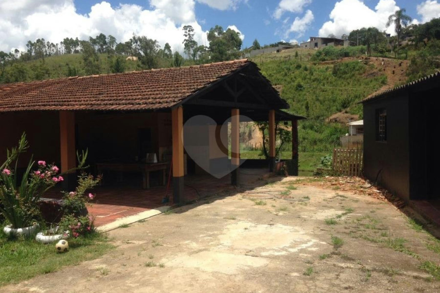 Casa à venda com 6 quartos, sendo 2 suítes,  em Roseira, Mairiporã, SP